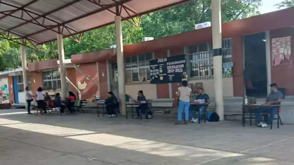Reclamo por ausencia de director en entrega de boletas en escuela de Campeche Reclamo por ausencia de director en entrega de boletas en escuela de Campeche