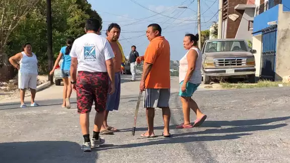 El violento personaje desde el techo de su casa juró tomar venganza, mientras que los moradores del barrio respondían que tomarían cartas en el asunto El violento personaje desde el techo de su casa juró tomar venganza, mientras que los moradores del barrio respondían que tomarían cartas en el asunto