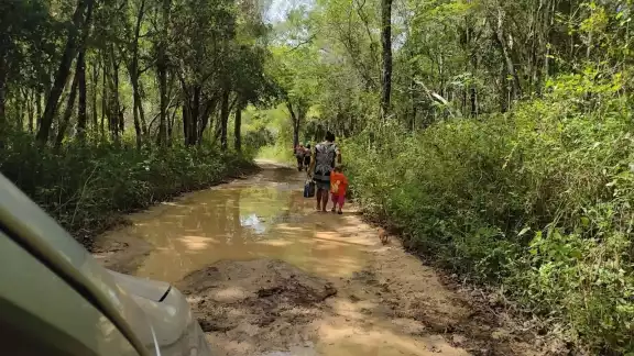 El camino hacia la comunidad de Santa Amalia luce inundado y con loco El camino hacia la comunidad de Santa Amalia luce inundado y con loco