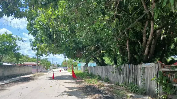 Los habitantes han colocado algunas señalizaciones para evitar accidentes. Los habitantes han colocado algunas señalizaciones para evitar accidentes.