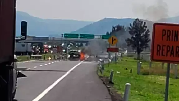 Enfrentamientos, bloqueos y quema de vehículos en Zinapécuaro, Michoacán Enfrentamientos, bloqueos y quema de vehículos en Zinapécuaro, Michoacán