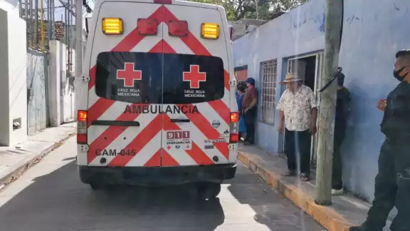 Al lugar llegaron elementos policiales, así como paramédicos de la Cruz Roja Al lugar llegaron elementos policiales, así como paramédicos de la Cruz Roja