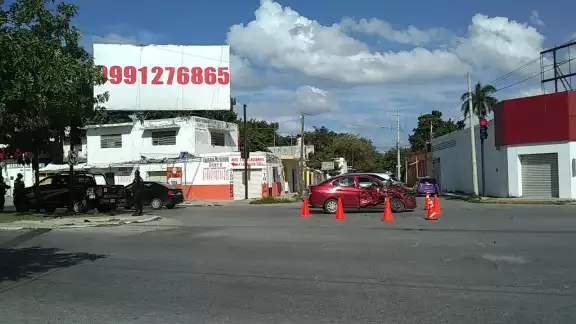 El autobús de ADO resultó con golpes ligeros, siendo el auto el más afectado en el accidente El autobús de ADO resultó con golpes ligeros, siendo el auto el más afectado en el accidente