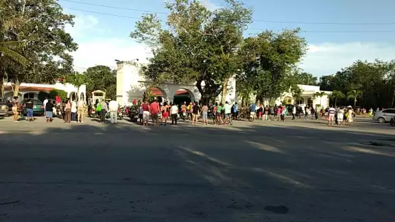 Decenas de familias aguardan para recibir despensas Decenas de familias aguardan para recibir despensas