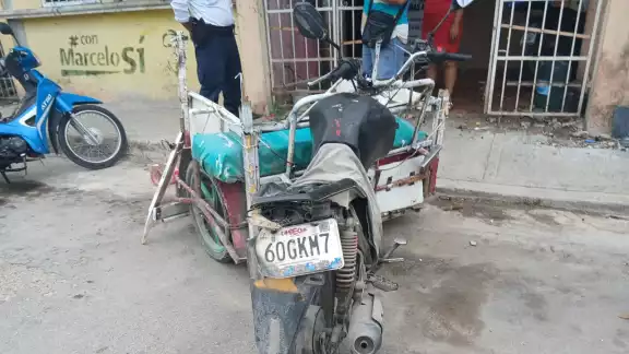 El mototaxista volcó la unidad, causándole destrozos El mototaxista volcó la unidad, causándole destrozos