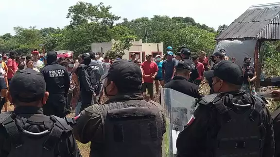 Ante la llegada de los agentes, los paracaidistas no tuvieron otra opción que abandonar el polígono