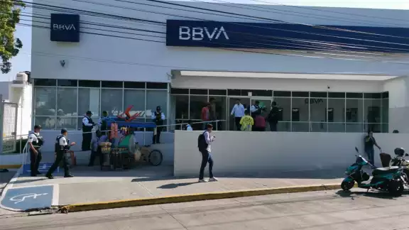 Los hombres armados huyeron del BBVA luego de despojar a los contratistas del dinero en efectivo