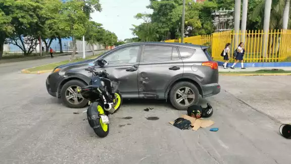Los motociclistas cayeron al pavimento, presentando golpes en el cuerpo