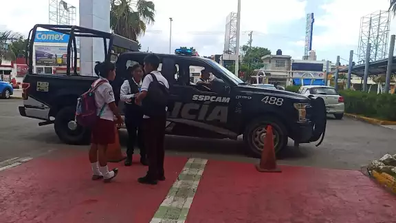 Los jóvenes entregaron su celular debido a que temían ser heridos Los jóvenes entregaron su celular debido a que temían ser heridos