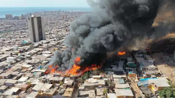 El incendio cubrió una zona muy grande del campamento El incendio cubrió una zona muy grande del campamento