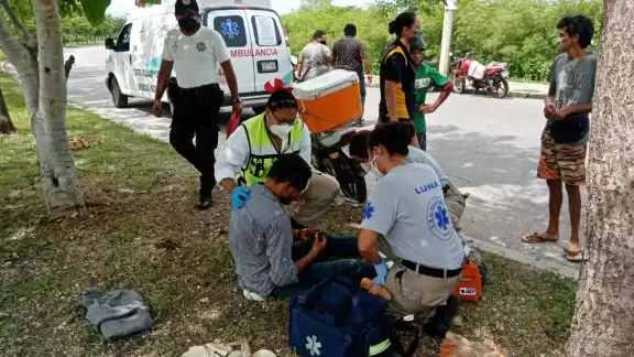 Al ver lo que estaba ocurriendo, conductores que iban circulando se acercaron a auxiliarlo Al ver lo que estaba ocurriendo, conductores que iban circulando se acercaron a auxiliarlo