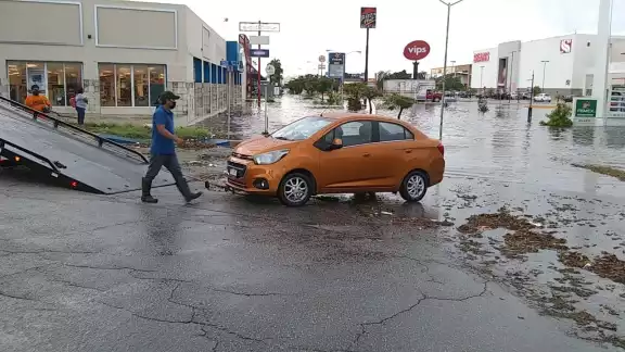 Elementos de la SSP iniciaron la labor de drenaje de la zona utilizando una bomba de succión Elementos de la SSP iniciaron la labor de drenaje de la zona utilizando una bomba de succión