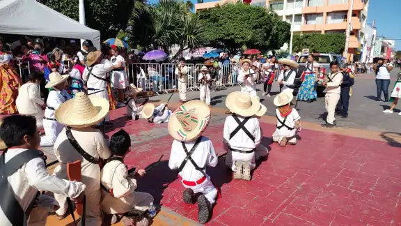 Estudiantes y autoridades municipales participaron en el desfile Estudiantes y autoridades municipales participaron en el desfile