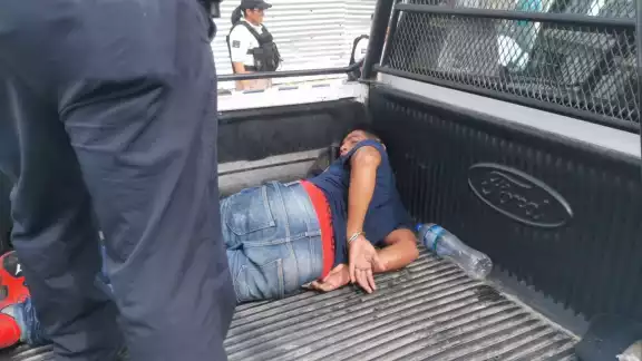 Uno de los tres delincuentes fue detenido cuadras más adelante