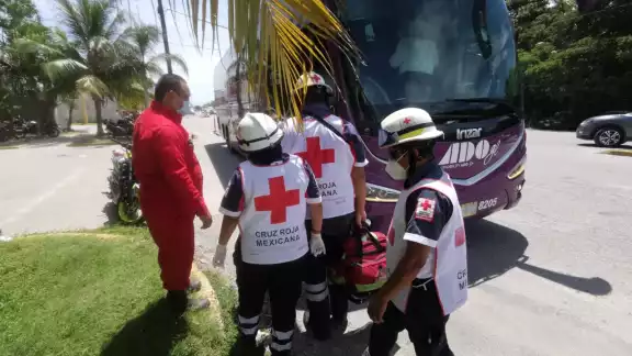 Paramédicos auxiliaron a la mujer para que continuara con su viaje Paramédicos auxiliaron a la mujer para que continuara con su viaje