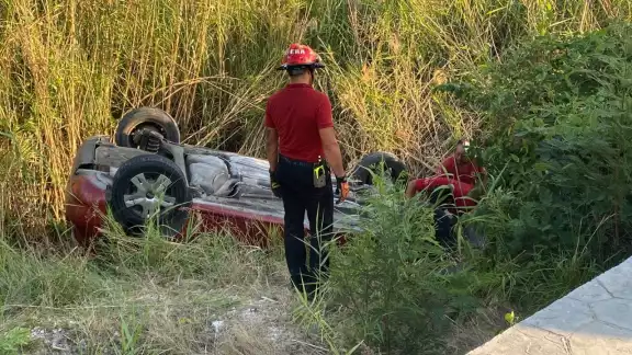 El auto terminó fuera del camino y con dos personas prensadas El auto terminó fuera del camino y con dos personas prensadas