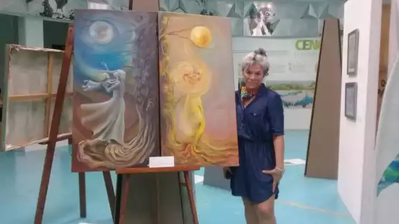 La artista, es egresada de la licenciatura de Diseño de la Comunicación Gráfica en la UAM-Atzcapotzalco en CDMX