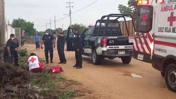 Al lugar de los hechos arribaron paramédicos de la Cruz Roja Mexicana y atendieron al sujeto que se encontraba tirado en el suelo Al lugar de los hechos arribaron paramédicos de la Cruz Roja Mexicana y atendieron al sujeto que se encontraba tirado en el suelo