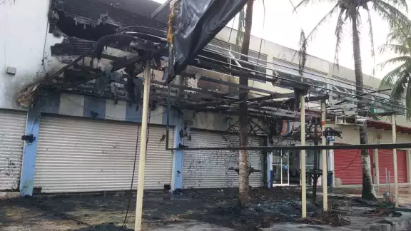 El bar 'La Palapita' en Cancún fue incendiado ayer, mientras estaba cerrado al público; bomberos apagaron el siniestro El bar 'La Palapita' en Cancún fue incendiado ayer, mientras estaba cerrado al público; bomberos apagaron el siniestro