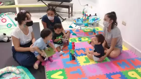 La Bebeteca es un espacio lúdico para las madres embarazadas, con bebés y niños