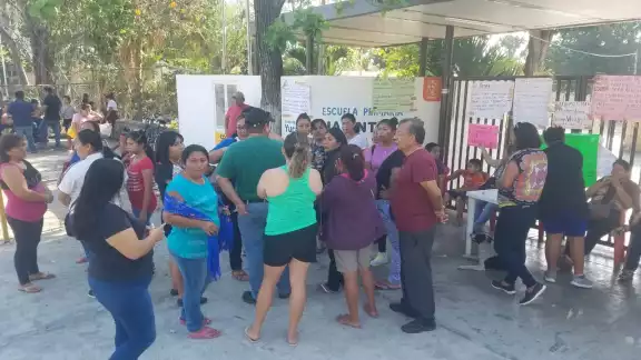 La Policía recibe llamada de que ocurrió una explosión en primaria ubicada en la colonia Xoclán La Policía recibe llamada de que ocurrió una explosión en primaria ubicada en la colonia Xoclán