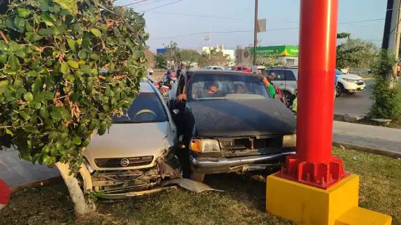 Los heridos fueron valorados en el sitio por paramédicos y luego se les trasladó Los heridos fueron valorados en el sitio por paramédicos y luego se les trasladó