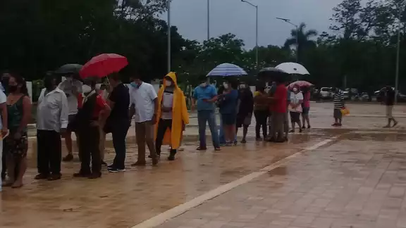 Autoridades instalaron un toldo para que los ciudadanos puedan resguardarse Autoridades instalaron un toldo para que los ciudadanos puedan resguardarse