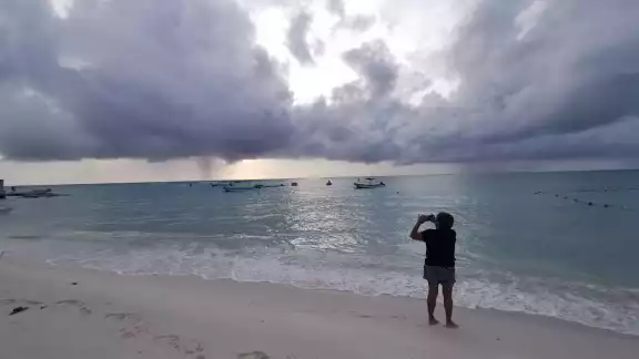 Pescadores y prestadores de servicios náuticos señalan que desde ayer se cerró el puerto a la navegación. Foto: Irelis Leal Pescadores y prestadores de servicios náuticos señalan que desde ayer se cerró el puerto a la navegación. Foto: Irelis Leal