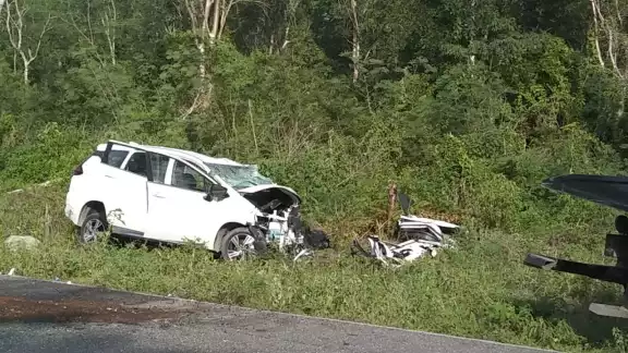 El auto quedó con graves daños tras el choque El auto quedó con graves daños tras el choque