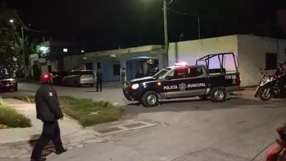 La zona donde se reportaron los disparos en Cozumel fue acordonada por elementos policiacos en la isla La zona donde se reportaron los disparos en Cozumel fue acordonada por elementos policiacos en la isla