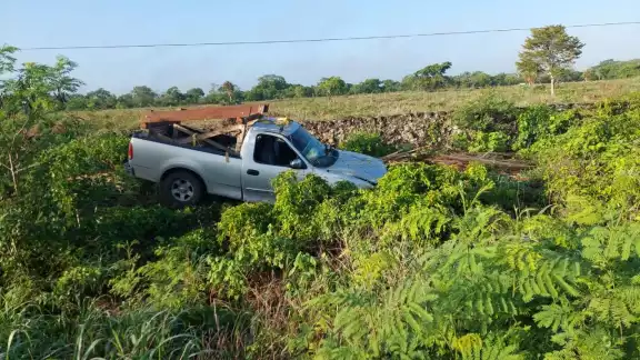 El conductor avanzó varios metros en la maleza hasta salir de la vía Tizimín-Mérida El conductor avanzó varios metros en la maleza hasta salir de la vía Tizimín-Mérida