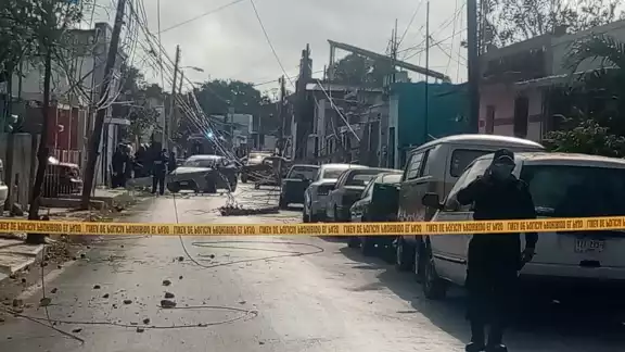 El choque dejó sin luz a varias viviendas del Centro de Mérida, y personal de la CFE llegó para las labores de reconexión El choque dejó sin luz a varias viviendas del Centro de Mérida, y personal de la CFE llegó para las labores de reconexión