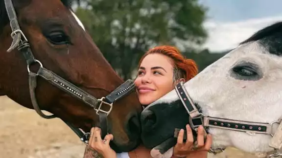 Así puedes visitar 'Cuacolandia', el santuario de caballos y equinos de Elena Larrea