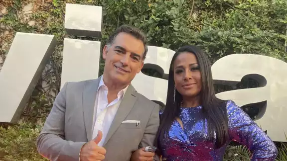 La cantante tuvo que sentarse en el escenario debido a que no podía respirar bien