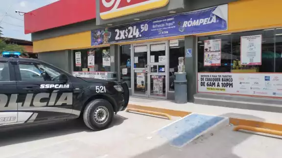 El hombre robó varias cosas del Oxxo para después abordar una combi para intentar huir