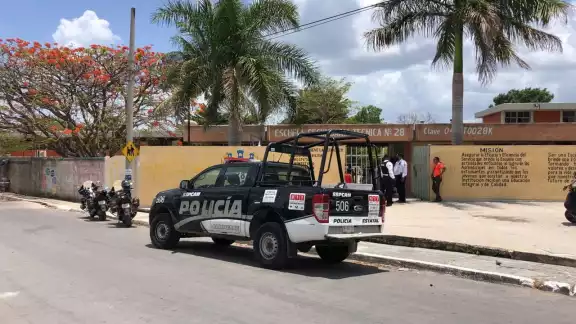 Policías llegaron luego del llamado al 911 en la secundaria de Campeche Policías llegaron luego del llamado al 911 en la secundaria de Campeche