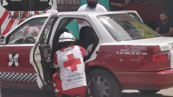 Los pasajeros fueron atendidos por paramédicos de la Cruz Roja Los pasajeros fueron atendidos por paramédicos de la Cruz Roja