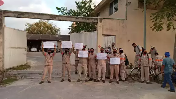 Se manifestaron a las afueras del complejo en Puerto Aventuras Se manifestaron a las afueras del complejo en Puerto Aventuras