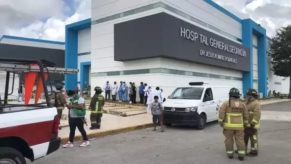 Personas que se hallaban dentro del Hospital General de Cancún tuvieron que salir para permitir el trabajo de los bomberos