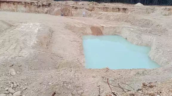 El cuerpo de agua se formó en un banco de material pétreo, con las excavaciones El cuerpo de agua se formó en un banco de material pétreo, con las excavaciones