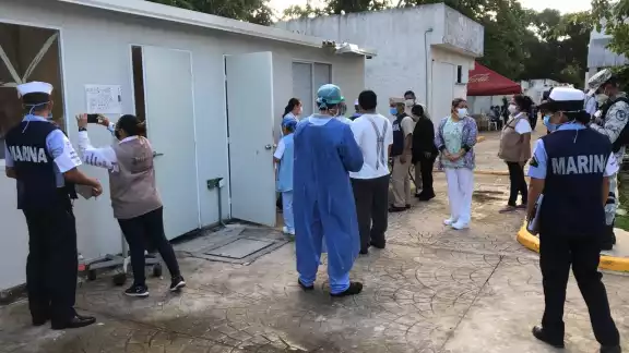El personal hizo fila para recibir la vacuna