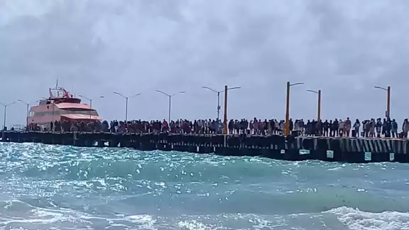 La fila para subir al ferry era demasiado grande La fila para subir al ferry era demasiado grande