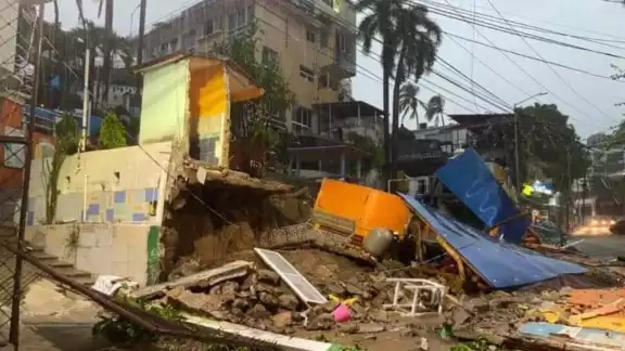 El paso del ciclón “Julia” causa estragos en Acapulco: suspenden clases en varias regiones de Guerrero El paso del ciclón “Julia” causa estragos en Acapulco: suspenden clases en varias regiones de Guerrero