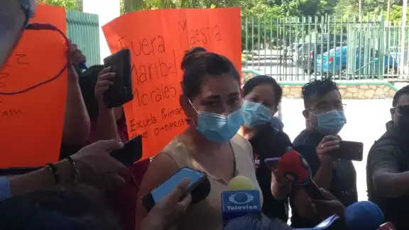 Aseguran que no es la primera queja contra la maestra, ya que padres de familia de otros grupos también dan razón de la baja productividad Aseguran que no es la primera queja contra la maestra, ya que padres de familia de otros grupos también dan razón de la baja productividad
