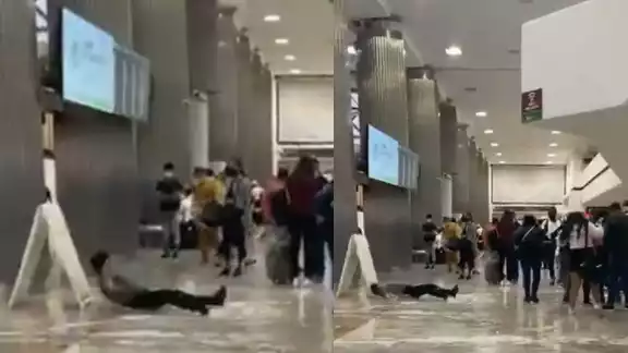 La persona se golpeó en la cabeza al caer La persona se golpeó en la cabeza al caer