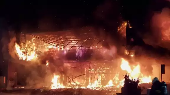 El fuego estalló la madrugada del jueves en el edificio de 13 pisos y destruyó varios niveles antes de que llegaran los bomberos a controlarlo El fuego estalló la madrugada del jueves en el edificio de 13 pisos y destruyó varios niveles antes de que llegaran los bomberos a controlarlo