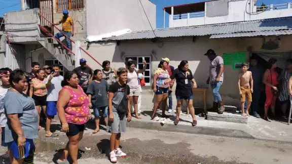 El desalojo a una familia de abuelitos se frustró gracias a los vecinos de la colonia Renovación en Ciudad del Carmen El desalojo a una familia de abuelitos se frustró gracias a los vecinos de la colonia Renovación en Ciudad del Carmen