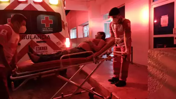 La mujer fue enviada al hospital general para su valoración. Foto: Ricardo Jiménez. La mujer fue enviada al hospital general para su valoración. Foto: Ricardo Jiménez.