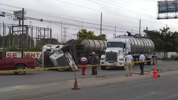 En el lugar se encuentra personal especializado en el manejo del combustible En el lugar se encuentra personal especializado en el manejo del combustible