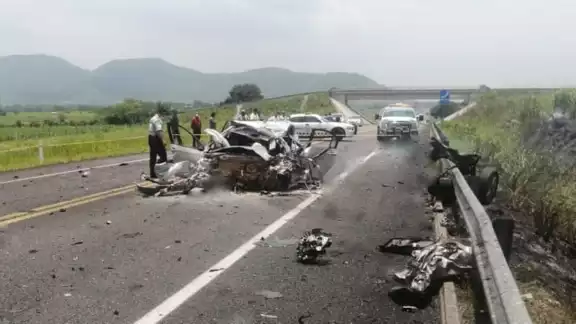 Un choque de frente provocó que las unidades involucradas se incendiaran